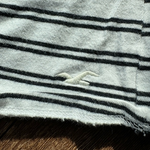 𝐇𝐨𝐥𝐥𝐢𝐬𝐭𝐞𝐫 𝐌𝐮𝐬𝐭 𝐇𝐚𝐯𝐞 𝐂𝐨𝐥𝐥𝐞𝐜𝐭𝐢𝐨𝐧 𝐒𝐭𝐫𝐢𝐩𝐞𝐝 𝐓𝐞𝐞 - Picture 4 of 9